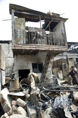 Gecekondu yangınlarının gündüz vakti Damu Nagar, Kandivali, Mumbai, Maharashtra, Hindistan, Asya