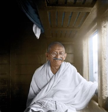 Mahatma Gandhi Allahabad, Uttar Pradesh, Hindistan, Asya 'ya giden tren kompartımanında gülüyor. 18 Kasım 1939