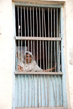 Yaşlı kadın vidhwa mahila ashram mathura, uttar pradesh, Hindistan 