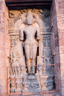 Güneş Tapınağı 'nın duvarına oyulmuş Vedic Güneş Tanrısı Surya veya Arka' nın heykeli batan güneşi ve batıya bakan Dünya Mirası Anıtı Konarak; Orissa; Hindistan
