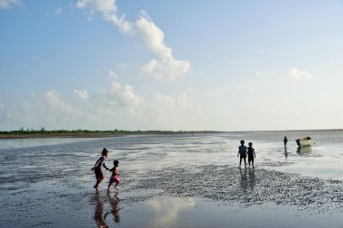 Sahilde oynayan çocuklar, Surwada plajı, Valsad, Gujarat, Hindistan, Asya.