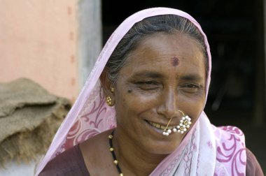 Pune, Maharashtra, Hindistan yakınlarındaki Ralegan Siddhi 'de bir çiftçinin karısı. 