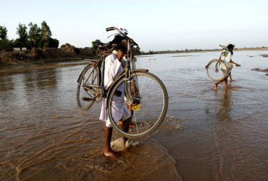 Sığ nehir sularında yürüyen insanlar, Garwa ve Latehar, Jharkhand, Hindistan 