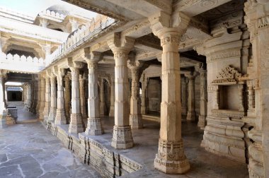 Sütunlar Salonu Adinatha Jain Tapınağı Ranakpur Rajasthan Hindistan Asya