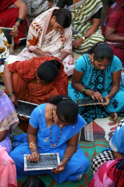 Sangli, Maharashtra, Hindistan 'da açık okulda alfabe öğrenen seks işçileri