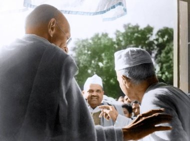 Mahatma Gandhi ve Madan Mohan Malaviya pencereden dışarı bakıyor, Varanasi, Hindistan, Asya, 21 Ocak 1942 