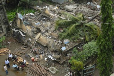 Mulund, Bombay Mumbai, Maharashtra, Hindistan 'da birbirine bağlı iki bina arasında çatlaklar oluşmasından sonra 25 yıllık bina çöktü. 