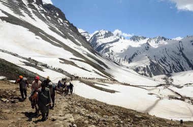 Pilgrim mahagunas ganesh top, amarnath yatra, Jammu Kashmir, Hindistan, Asya 'ya geçer.
