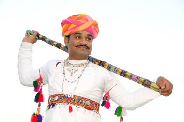 Rajasthani kostümü giyen bir adamın portresi, Rajasthan, Hindistan  