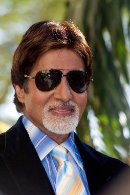 Güney Asyalı. Bollywood yıldızı Amitabh Bachchan ofisinde.  