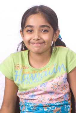 Beyaz arka planda şirin küçük Hintli kız 