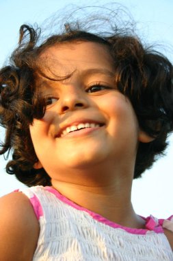 Dört yaşındaki gülen kız Sanchi, Bombay Mumbai, Maharashtra, Hindistan 