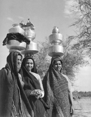 Hintli kadın sütçüler, Ahmedabad, Gujarat, Hindistan 1940 'lar  