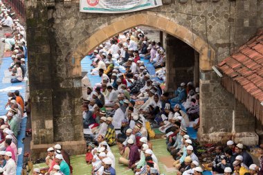 Müslümanlar namaz kılıyor, bayram festivali Mumbai, Maharashtra, Hindistan, Asya 'daki Bandra İstasyonu' nda.