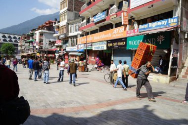 Porter, Market Caddesi, Manali, Himachal Pradesh, Hindistan, Asya 