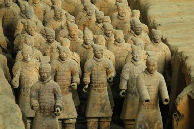 1. Çukurda Terracotta savaşçılarının heykelleri; Terracotta ordusu; Qin Hanedanı; Xian; Çin