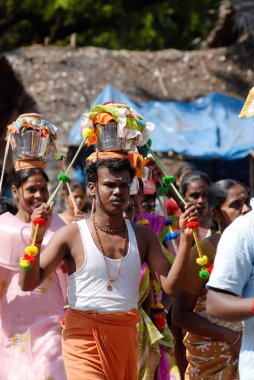 Theertha Kavadi, Agni Nakshatram yılın en sıcak 14 günü Kodumudi 'de, Cauvery Nehri' ni kavadis 'te Palani' ye toplayarak tanrısal, görkemli bir tören alayı olan Giri Vidhi Palani, Tamil Nadu, Hindistan 