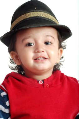 Beyaz arka planda şapkalı genç bir çocuk