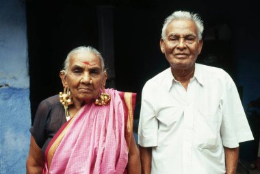 Yaşlı adam ve kadın, Tamil Nadu, Hindistan  