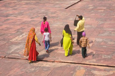 Deewan Khana Khwabgah üst platformunda Hintli turist ailesi, Fatehpur Sikiri, Uttar Pradesh, Hindistan 