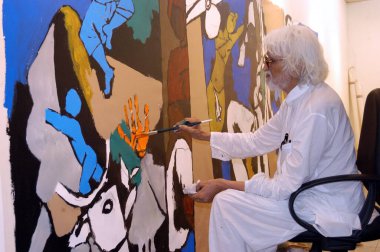 Ressam M F Hussain Bombay Mumbai, Maharashtra, Hindistan 'daki Pundole Sanat Galerisi' nde bir resim yapıyor.  