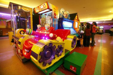 Çocuklar sonsuz alışveriş merkezinde oyun alanı, Andheri, Bombay şimdi Mumbai, Maharashtra, Hindistan 