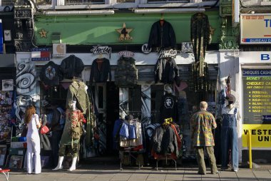 Camden kasaba pazarında deri eşya mağazası; Londra; Birleşik Krallık İngiltere