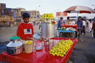 Meyve suyu, limon suyu satan adam. 