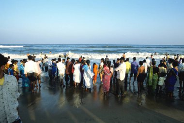Marina sahilinde turistler, Madras Chennai, Tamil Nadu, Hindistan 