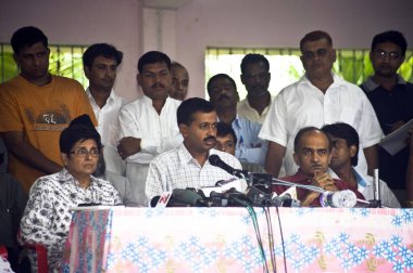 Kiran Bedi Arvind Kejriwal Prashant Bhushan basın toplantısında ralegaon siddhi Maharashtra Hindistan Asya