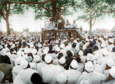 Mahatma Gandhi, Salt Satyagraha, Hindistan, Asya, Mart 1930 'da bir akşam toplantısında.