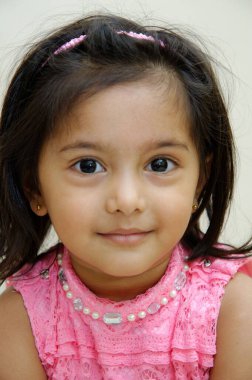 İki Yıllık Hintli Bebek Gülümsüyor