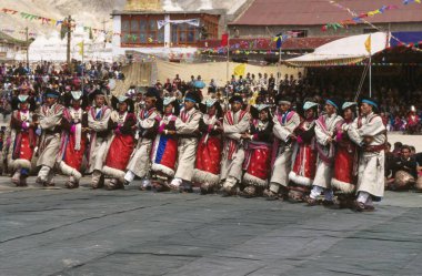 Sheynam köylüleri ladakh festivalinde halk dansı yapıyorlar, ladakh, leh, Jammu ve Kashmir, Hindistan 