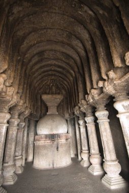 Lenyadri, Taluka Junnar, Pune ilçesi, Maharashtra, Hindistan 'daki Budist mağaralarında zengin bir taş oyma ve sütunlar..