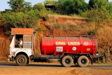 Hızlı hareket eden okul otobüsü, 17 numaralı otoyol trafiği Chiplun, Konkan bölgesinde, Ratnagiri Bölgesi, Maharashtra, Hindistan 