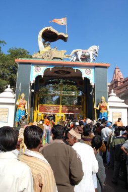 Krishna Janmabhumi Tapınağı 'nın ana kapısındaki insanlar, Mathura, Uttar Pradesh, Hindistan 