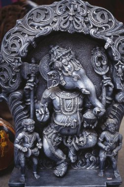 Ganesh Ganpati heykeli dans havasında