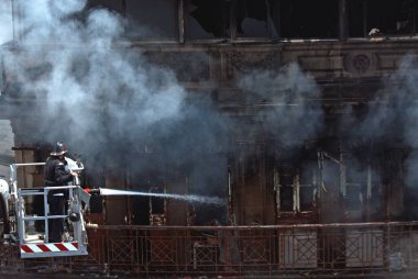 Kalbadevi 'deki Johri Malikanesi' nde yangın söndüren itfaiyeciler; Bombay Mumbai; Maharashtra; 14-Ekim-2008