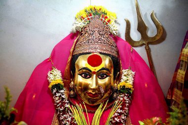 Bewa Purnima, Ghatkopar, Bombay, Mumbai, Maharashtra, Hindistan vesilesiyle tam donanımlı bronz tanrıça Yellama heykeli. 