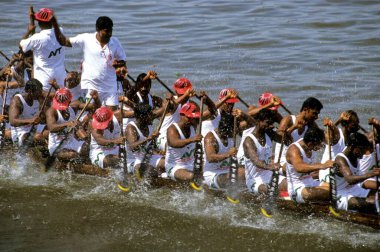 Nehru Tekne Yarışı Festivali 'ne katılan erkekler, Onam Yılan Tekne Yarışı, Alappuzha, Kerala, Hindistan