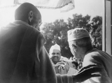 Mahatma Gandhi ve Madan Mohan Malaviya pencereden dışarı bakıp Benares Hindu Üniversitesi 'ndeki bir öğrenci alayını izliyorlar; Varanasi; 1941; Hindistan