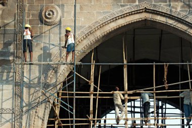 İşçiler, Bombay Mumbai 'deki Hindistan Geçidi' nin restorasyonundan sonra iskeleyi kaldırdılar; Maharashtra; Hindistan 17-Nisan-2009