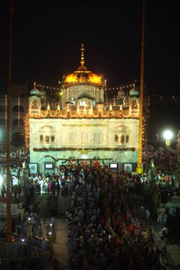 Sachkhand Saheb Gurudwara 'yı 30 Ekim 2008' de daimi Guru Granth Sahib 'in 30. yılı için aydınlattı, Nanded, Maharashtra, Hindistan 