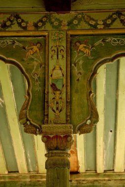 Devgad, Dist Sindhudurga, Maharashtra, Hindistan yakınlarındaki Rameshwar tapınağının boyalı tahta sütunu. 