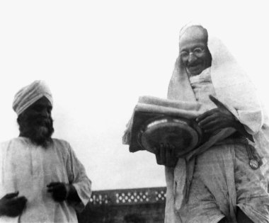 Mahatma Gandhi Han Abdul Gaffar Khan 'ı karşılıyor ve onunla konuşuyor. 1938 yılının Ekim ayında Afganistan' ın kuzeybatısına yaptığı ziyaret sırasında. 