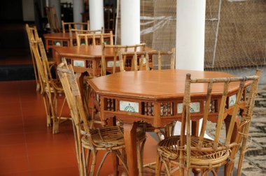 Cane masa sandalyeleri, Resort Isola di Cocco, Poovar, Trivandrum, Kerala, Hindistan