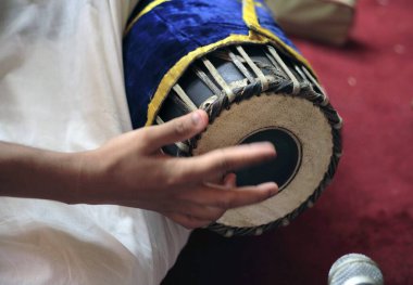 Güney Hindistan müzik enstrümanı dinsel törende mridangam çalan adam 
