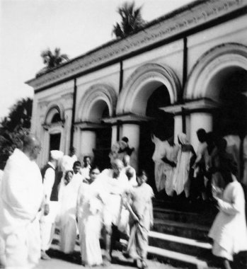 Mahatma Gandhi ve diğerleri 1946 Noakhali 'deki Kajir Khil köyünde, Satish Das Gupta, Thakkar Bapa, Amtus Salam, Sushila Nayar, Mahatma Gandhi ve Abha Gandhi 