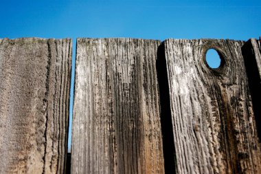 Mavi gökyüzünün üzerindeki ahşap çit 