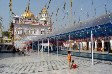 Sihler, Sihlerin ilk gurusu Sri Guru Nanak Dev 'in doğum yıldönümünü kutlamak için Baba Bakala Gurudwara, Amritsar, Punjab, Hindistan' da kutlanan tören alayını düzenliyor. 